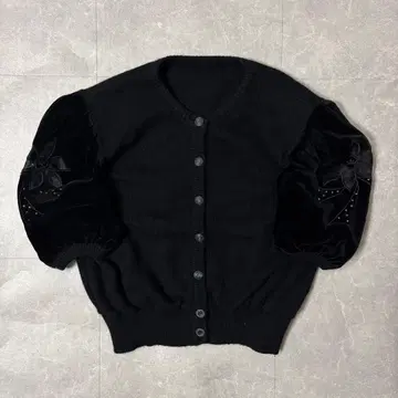 퍼프 슬리브 니트 가디건 벨로아 이소재 블랙 자수 레트로 빈티지