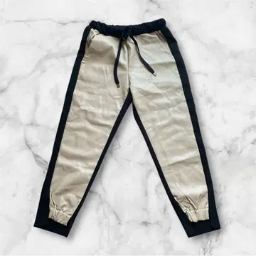 Day and Grade 베이지와 블랙의 바이컬러 조거 팬츠