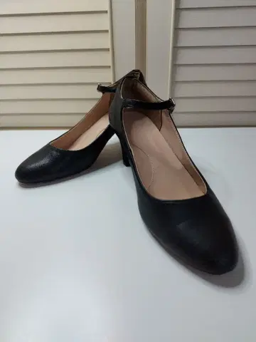 Fin(핀) 스트랩 포함 펌프스 블랙 [ 저반발 스펀지 내장 ] 24cm