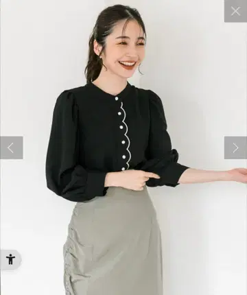 스캘럽 자수 블라우스