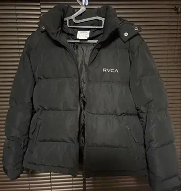 RVCA 블랙 후드 부착 다운 자켓
