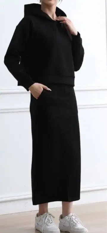 블랙 후드 부착 스커트 셋업