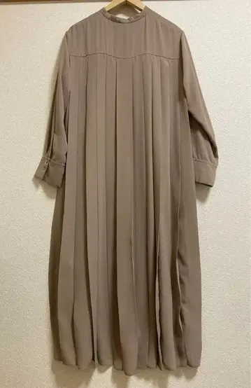 백 플리츠 원피스 베이지 저널 스탠다드 플리츠