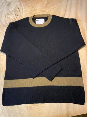 MHL. 블랙 카키 보더 니트 긴팔