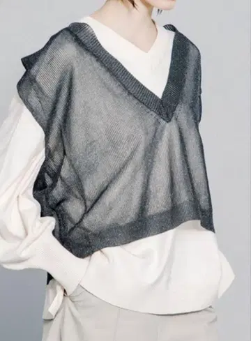 LAATO 거의 미사용~비침이 있는 V넥 니트 베스트