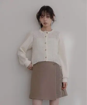 새상품 이번 시즌 에이미 로우 셔링 레이스 레이어드 숏 가디건 아이보리