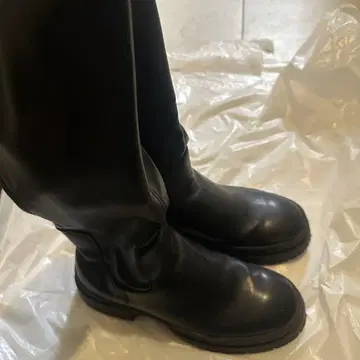 지퍼 달린 검은색 롱부츠