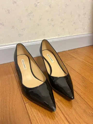 블랙 에나멜 펌프스