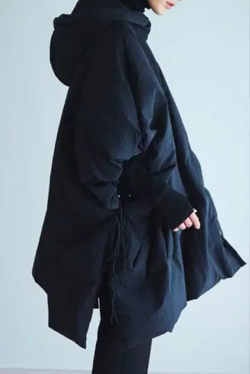 새상품급! MilaOwen 미라 오웬 다운 페더 사이드 리본 판초 베스트