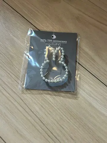 미피 70주년 브로치 스탠드 크리스탈