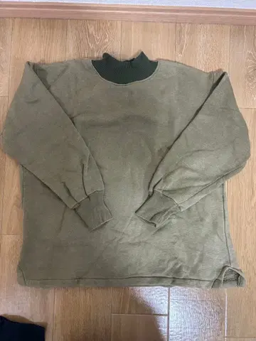 올리브 그린 하이넥 트레이닝복