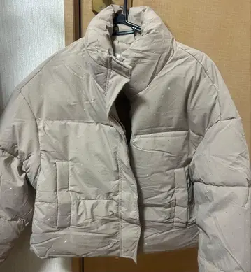 베이지 숏 기장 다운 자켓