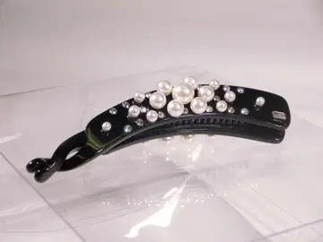 펄과 크리스탈 장식의 블랙 바나나 클립