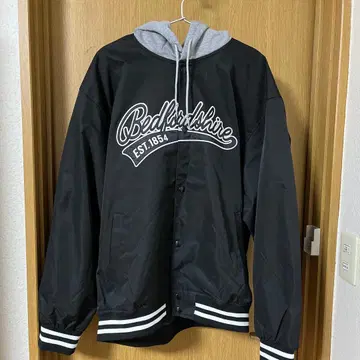 Bedfordshire 후드 부착 바시티 자켓