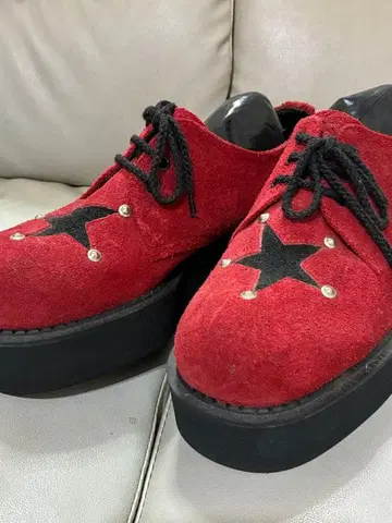 러버 솔 빨간색 스웨이드 통굽 신발 별 모양 장식