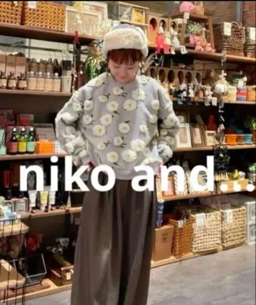 니코앤드 플라워 자수 풀오버 그레이 입체 플라워 맨투맨 니트