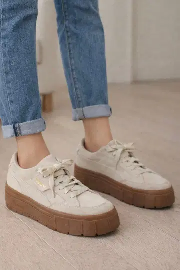 PUMA 통굽 스니커즈 스웨이드 아이보리 고무 밑창