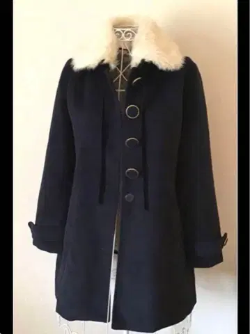 퍼가 달린 네이비 울 코트
