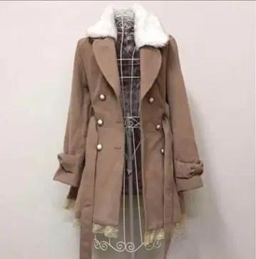 퍼 달린 베이지 코트