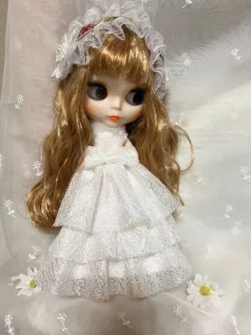 네오 브라이스 인형 화이트 레이스 드레스와 헤드 액세서리