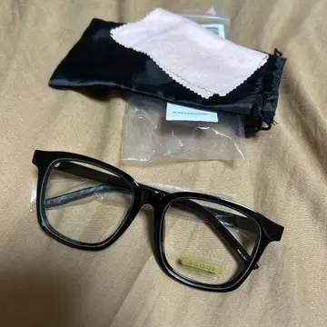 블랙 스퀘어 프레임 안경