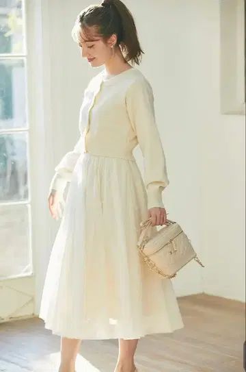 토코 클로젯 플라워 버튼 숏 기장 니트 가디건 튤 플레어 스커트