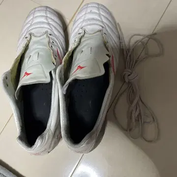 미즈노 축구화 화이트/레드