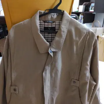 베이지 체크 무늬 안감