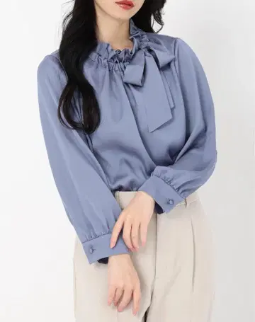 세레모니 오피스 장면에 추천하는 아이템 개더 프릴 리본 블라우스