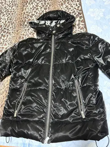 블랙 광택 다운 자켓 후드 부착