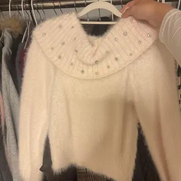 비쥬 장식 화이트 니트 스웨터