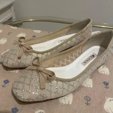 DIANA 스퀘어토 베이지 글리터 플랫 발레 슈즈 리본 포함