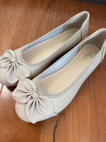 리본 포함 베이지 발레 슈즈 새상품