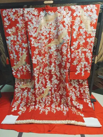 붉은 학과 벚꽃 자수 기모노