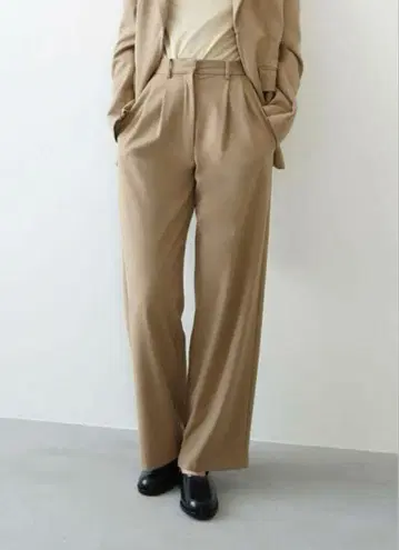 CLANE BASIC TUCK PANTS