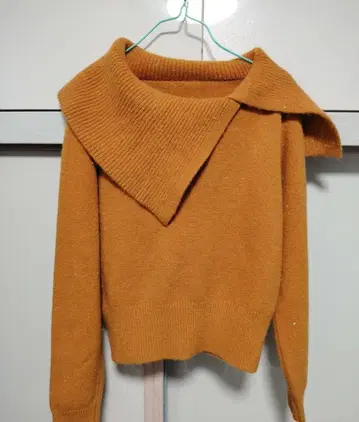 오렌지 비대칭 옷깃 니트