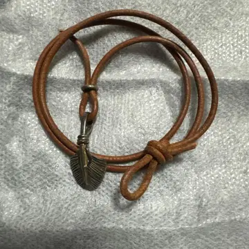 페더 장식 가죽 끈 팔찌