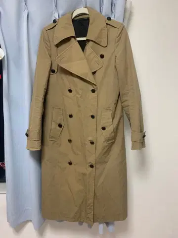 베이지 트렌치코트 블랙 버튼