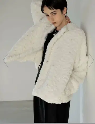 [MEISM by Re:EDIT] 인조 모피 펄 모티브 노카라 코트