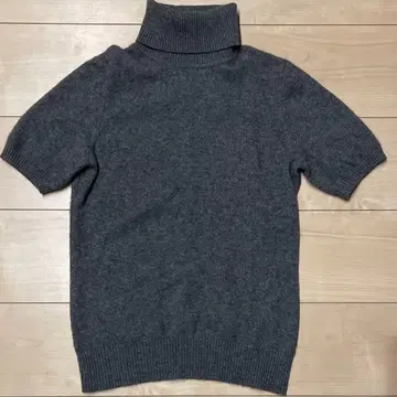 유니클로 캐시미어 100% 터틀넥 스웨터 반팔 M 차콜 그레이