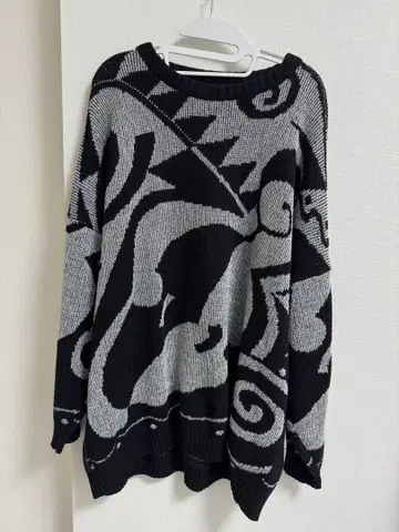 오버 사이즈 니트 스웨터 블랙과 그레이 실버