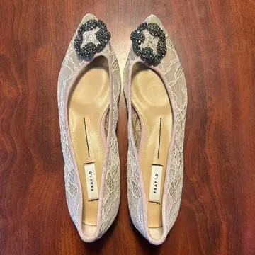 새상품 레이스 베이지 스틸레토 펌프스