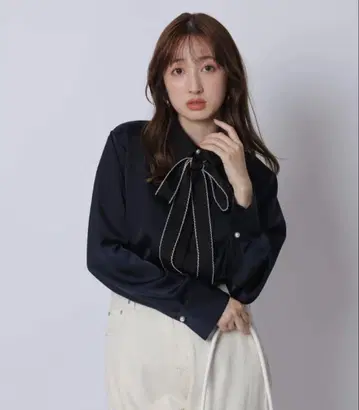 저스길리티 보타이 블라우스