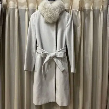 아푸와이저 리셰 퍼 포함 화이트 롱 코트 M 사이즈