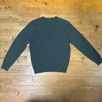 UNIQLO 다크 그린 V넥 캐시미어 스웨터