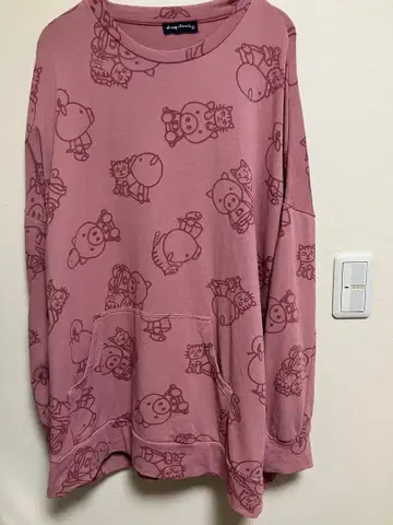 drug store's 핑크 돼지 패턴 맨투맨