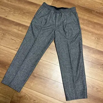 그레이 계열 헤링본 팬츠