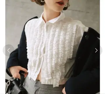 미사용 새상품 크롭 프릴 블라우스 릴리 브라운