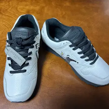 SANGACIO 화이트/블랙 스니커즈