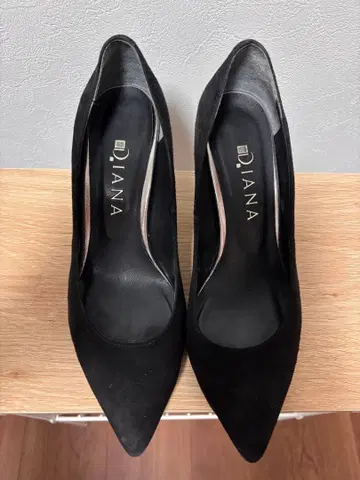 D. JANA 블랙 스웨이드 하이힐